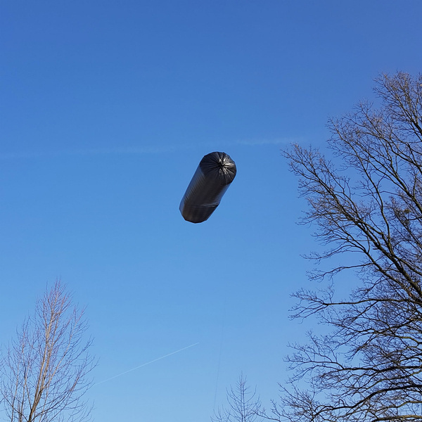 Eksperyment z balonem słonecznym w słoneczny dzień