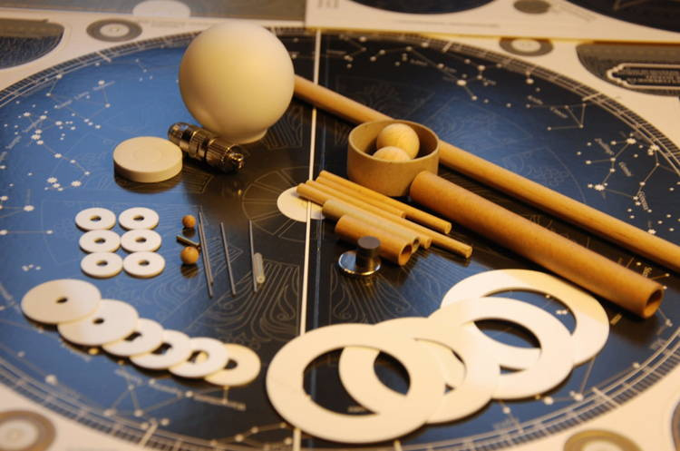 Makieta zbudowanego Układu Słonecznego z diodą LED