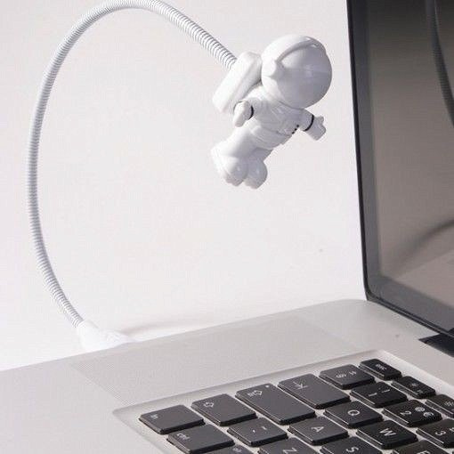 Lampka na USB Astronauta — podłączona do laptopa