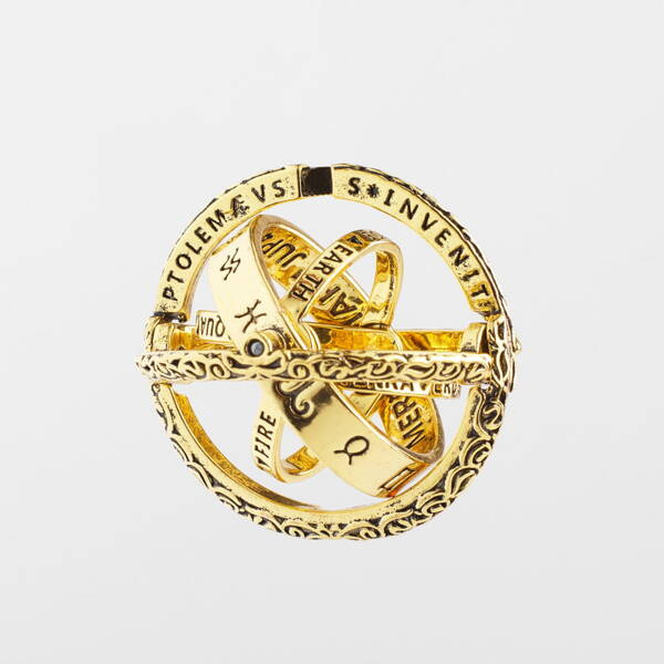 Złoty pierścień z grawerami planet i znaków zodiaku zdjęcie 4