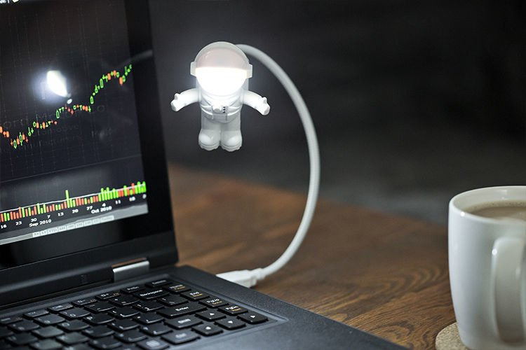 Lampka Astronauta USB — zbliżenie postaci