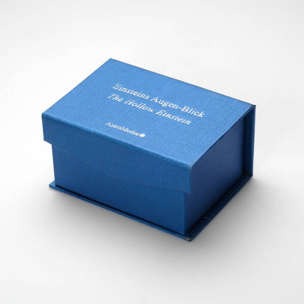 Szklany przycisk do papieru z iluzją Einsteina — zdjęcie 1