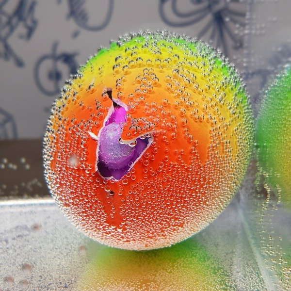 Pierwsze pęknięcia jaja w wodzie