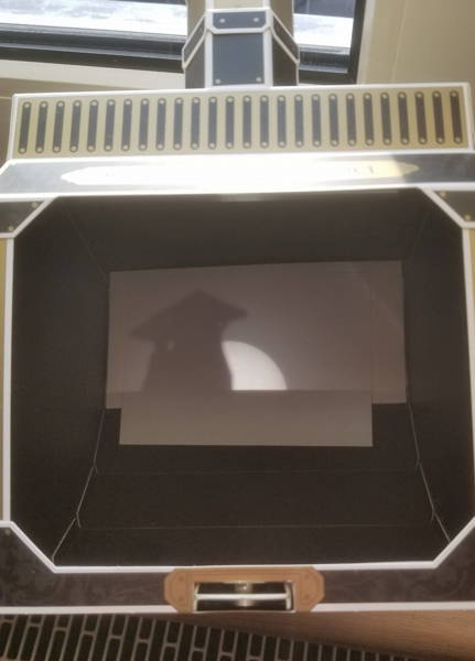 Obraz Słońca na ekranie projektora