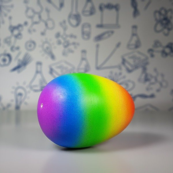 Tęczowe jajo z ukrytym jednorożcem