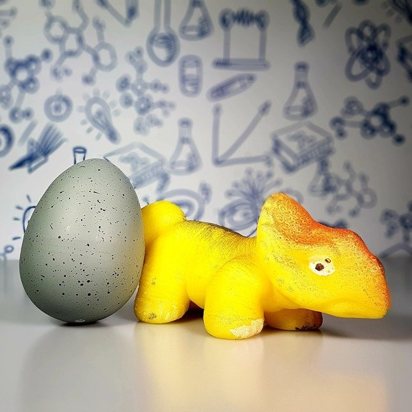 Dinozaur wykluwający się z jaja — pierwsze pęknięcia skorupki